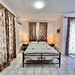 Aristomenis Studios Aparthotel